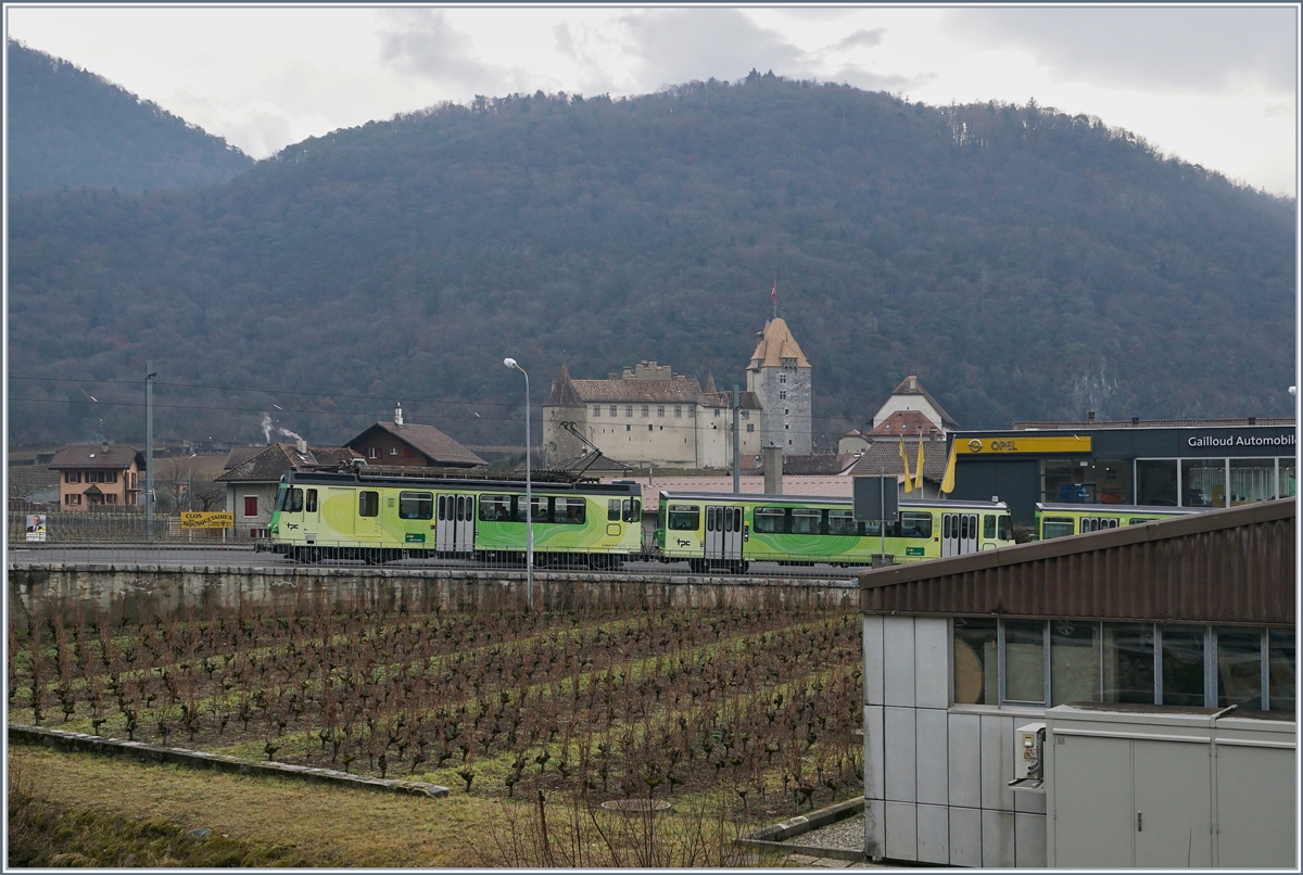 Das Schloss von Aigle sieht man eher im Zusammenhang mit der ASD, doch auch mit der A-L passt das schöne Schloss gut ins Bild, auch wenn die Industriebauten rechts im Bild die Freude etwas trüben.
Der AL BDeh 4/4 312 erreicht mit seinen beiden Bt 362 und 361 Aigle Dépôt A-L.
7. Jan. 2018