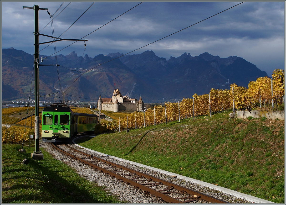 Der ASD BDe 4/4 N� 402 ist mit seinem Bt als Regionalzug 428 oberhalb von Aigle unterwegs.
3. Nov. 2014