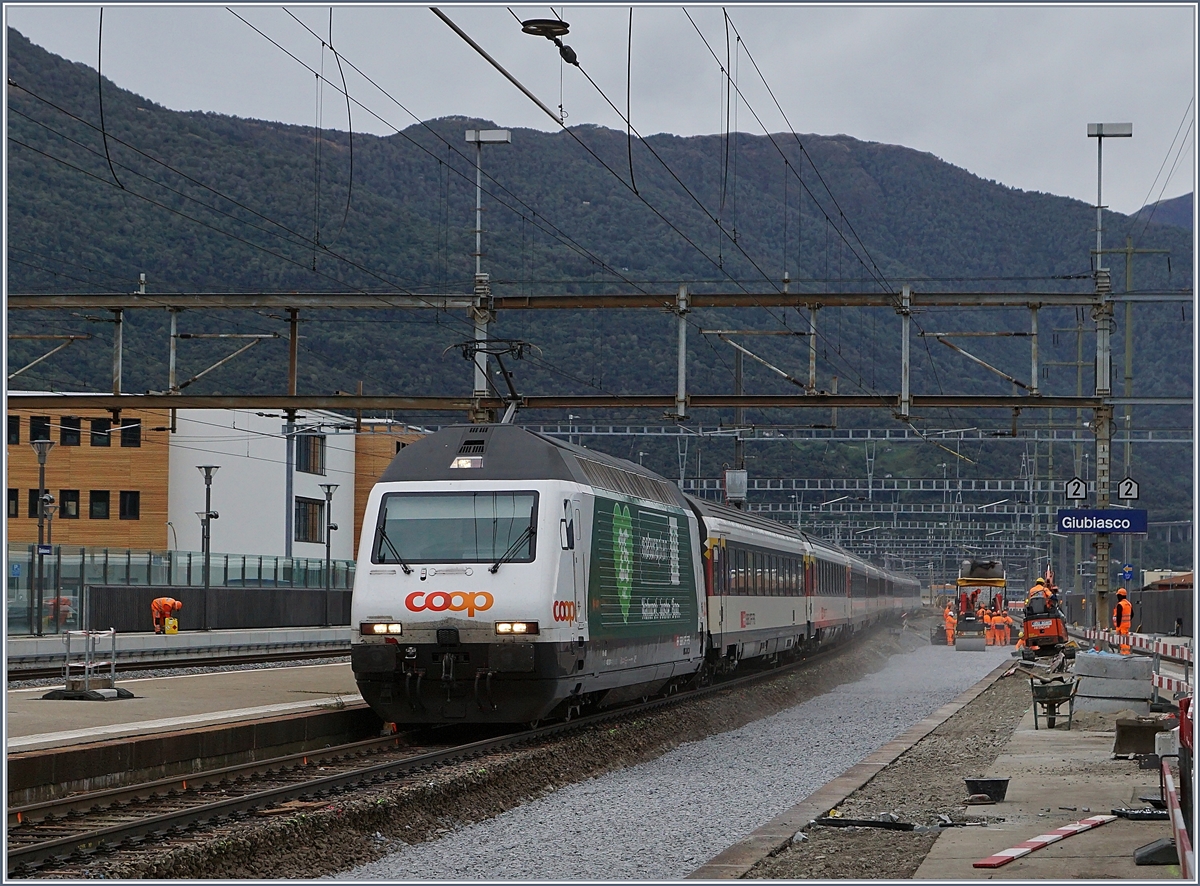 Der Bahnhof von Giubiasco wird für den Anschluss des Monte-Ceneri Basis-Tunnel umgebaut, und so will die SBB Re 460 001-1 Coop-Pro Natura mit ihrem IC nach Zürich nicht so recht in die staubige Baulandschaft passen.
 1. Okt. 2018