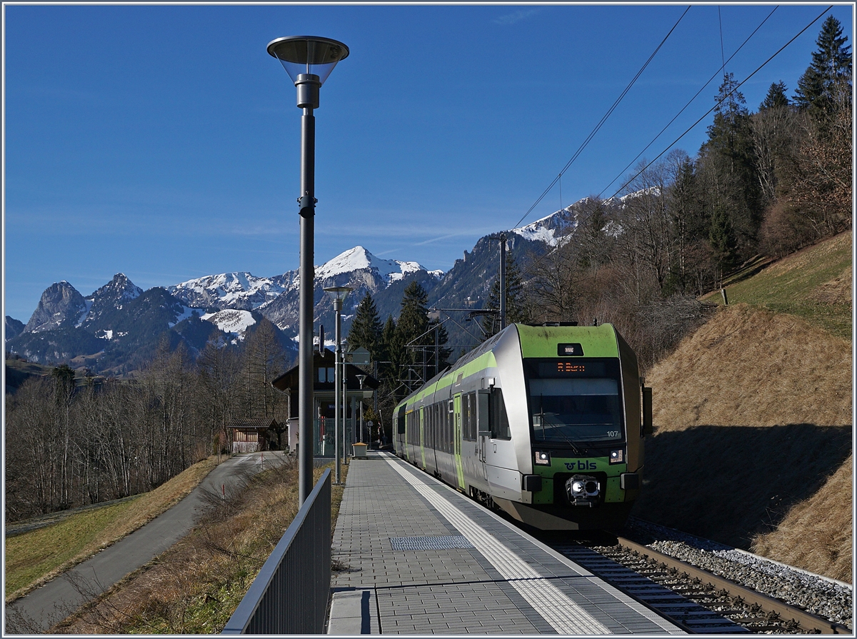 Der Bahnhof Weissenburg, ein Haltepunkt auf Verlangen hat durch seine Neugestaltung vor wenigen Jahren etwas von seinem Charme verloren, obwohl im Hintergrund das weiterhin gepflegte Stationsgebäude noch zu sehen ist.

12. Jan. 2020