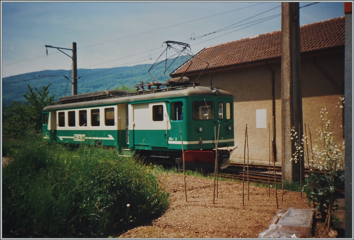 Der BAM BDe 4/4 N� 3, damals noch im Plandienst, erreicht L'Isle Mont la Ville.
Analogbild von 1993    