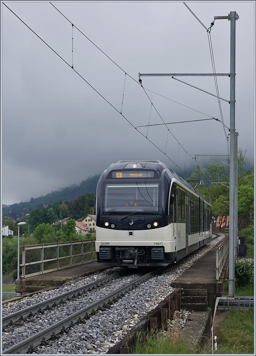 Der CEV / MVR ABeh 2/6 7507 auf der Fahrt nach Montreux auf der Brücke über die A9 bei Châtelard VD. 

14. Mai 2020