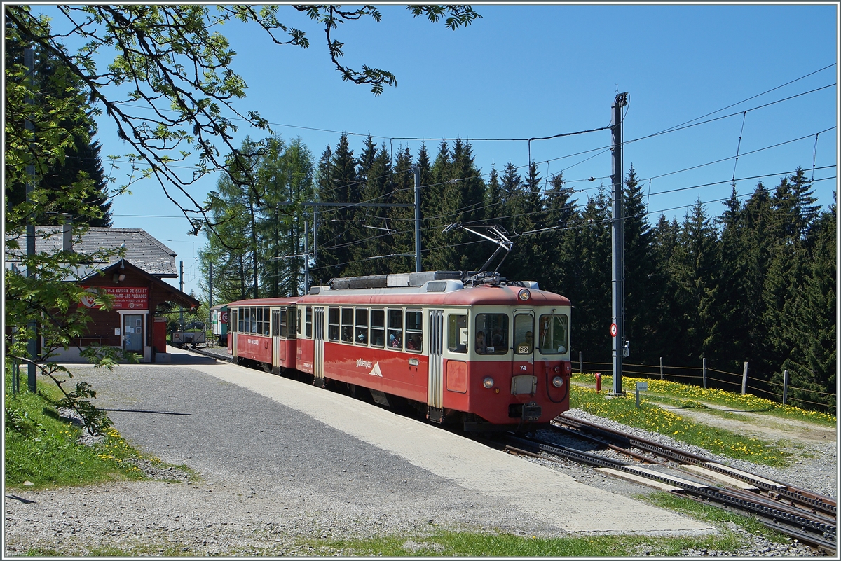 Der CEV BDeh 2/4 74 und der Bt 222 verlassen Les Pléiades in Richtung Blonay.
18. Mai 2015