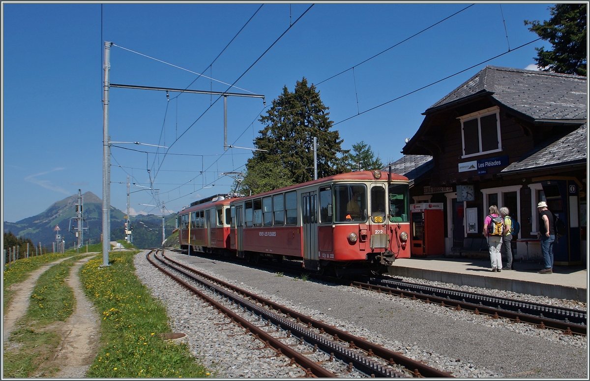 Der CEV BDeh 2/4 74 mit Bt 222 erreichen ihr Ziel Les Pleiades.
18. Mai 2015