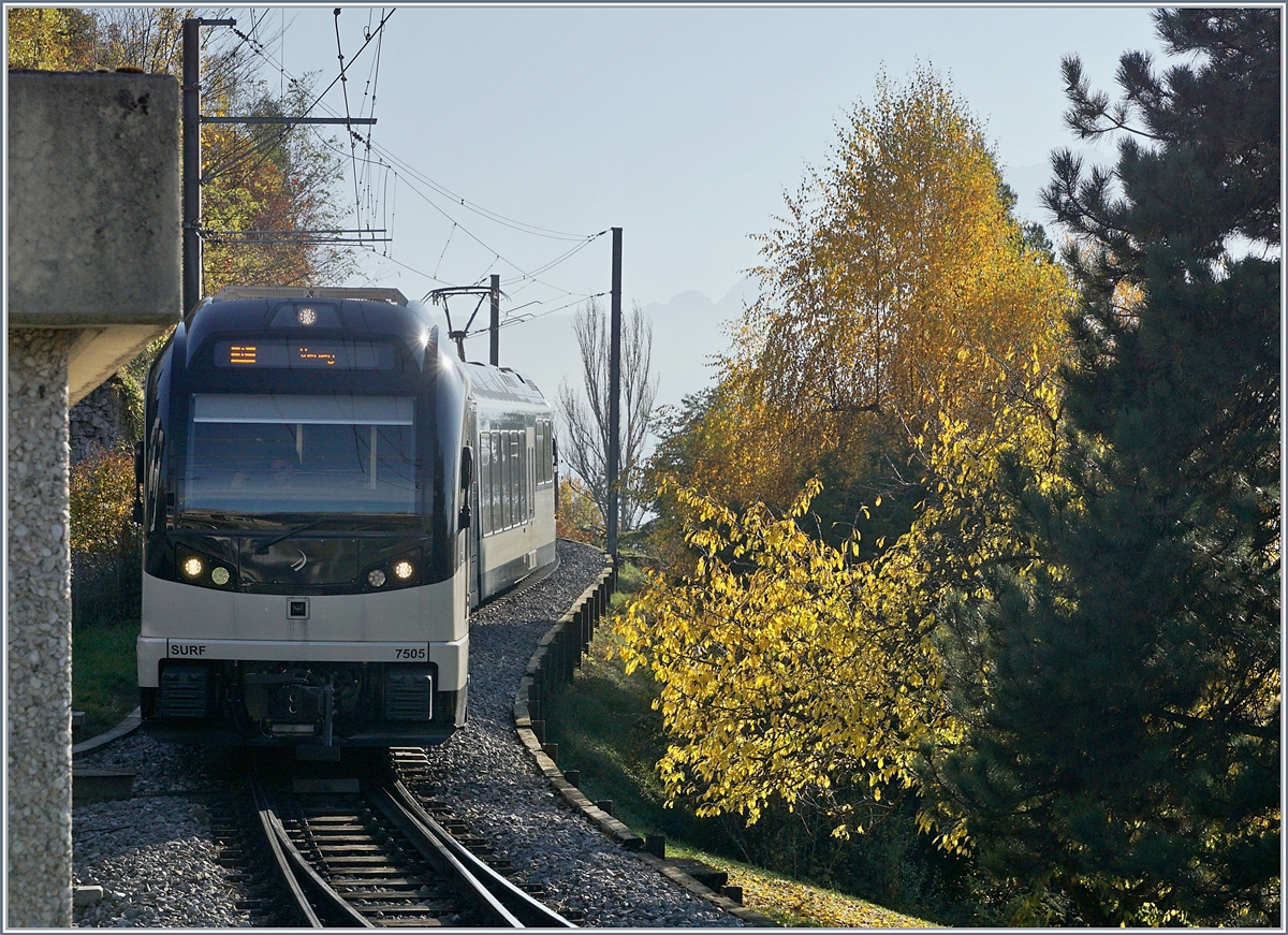 Der CEV MVR ABeh 2/6 7505 erreicht von Blonay kommend den Bahnhof Clies.
Da zurzeit der Bahnhof von St-Légier Village umgebaut wird, befindet sich in Clies die einzige Kreuzungsstelle zwischen Blonay und Vevey.
14. Nov. 2018
