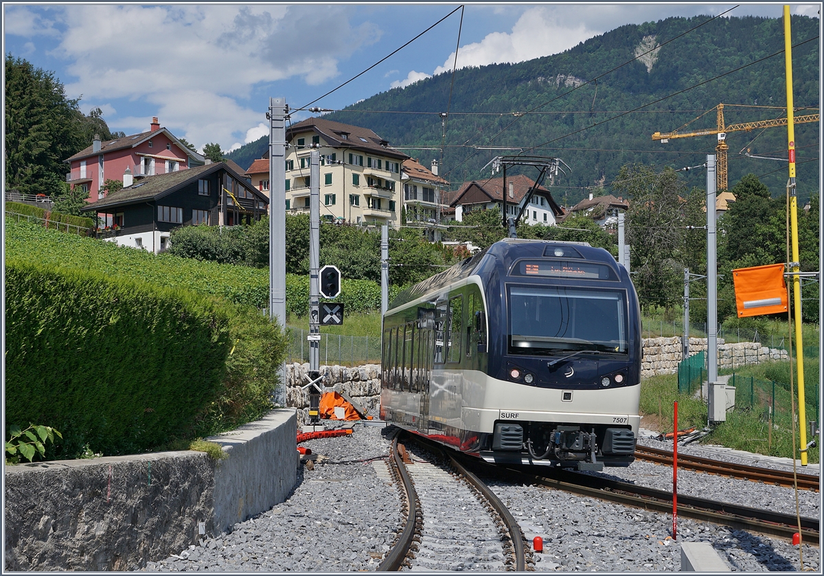 Der CEV MVR ABeh 2/6 7507 verlässt St-Légier Gare Richtung Blonay, intressanterweise ist die neue Weiche die zum aufwändig sanierten Abstellgleis führt noch immer nicht  angeschlossen .


7. Juli 2019