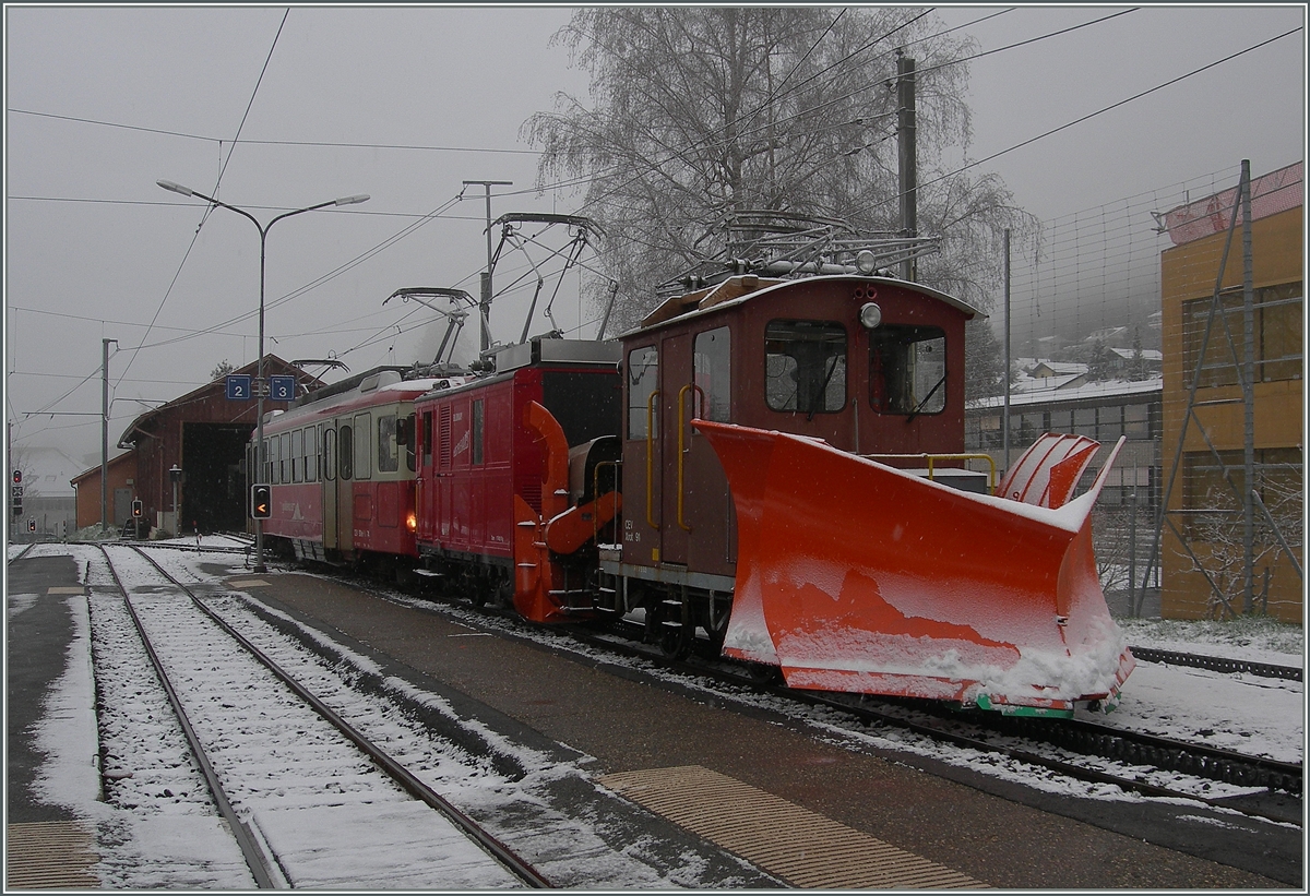 Der CEV Xrot 91, die schiebende HGe 2/2 N° 1 und der nach Vevey fahrende CEV BDeh 2/4 74 in Blonay.
3. März 2016