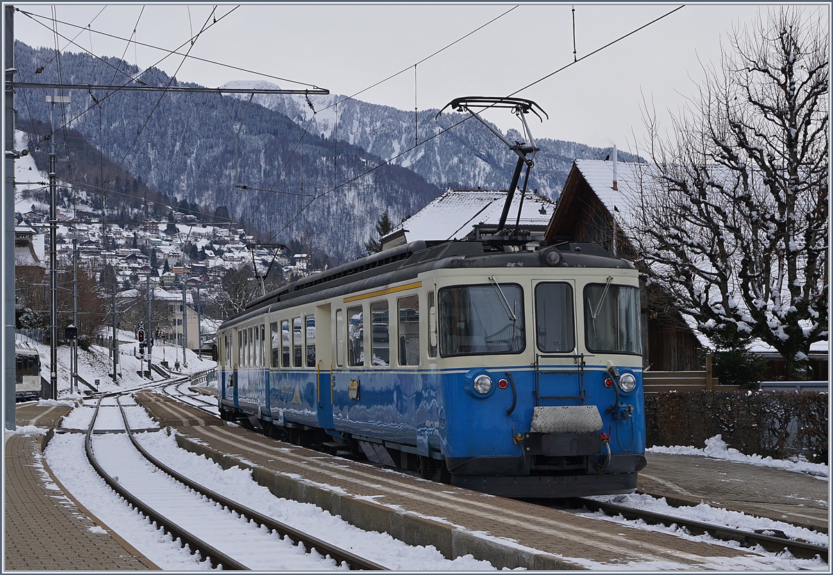Der in Chernex als Leermaterialzug eingetroffene ABDe 8/8 4001 wendet hier um als Rückleistung als Regionalzug 2327 nach Montreux zu fahren.
29. Dez. 2017 