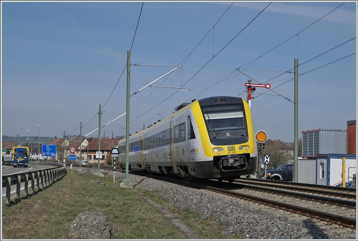 Der DB VT 612 605 als RE auf der Fahrt nach Singen bei Neunkirch im Klettgau. 

25. März 2021


