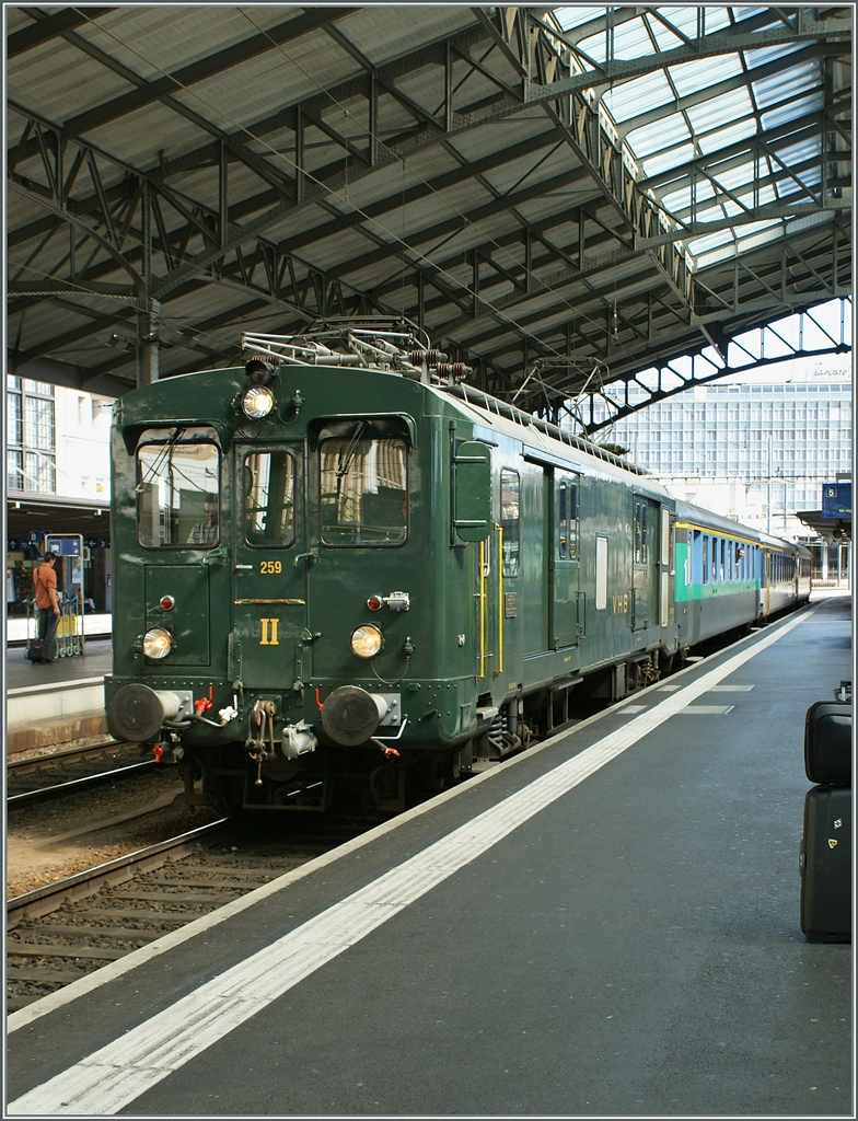 Der De 2/4 259 der VHB auf einer Extrazug-Fahrt in Lausanne.
5. Sept. 2009