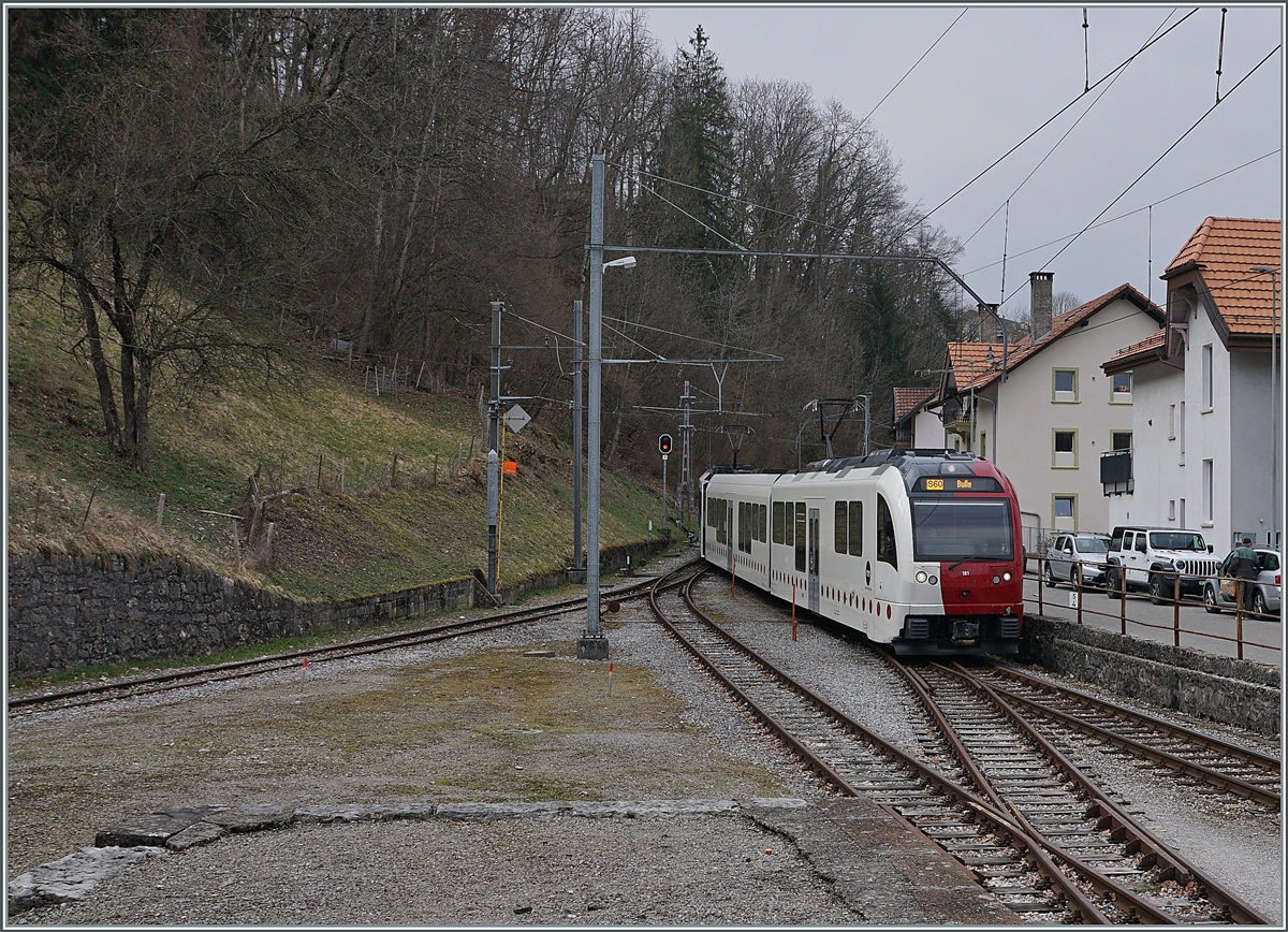 Der Der TPF SURF ABe 2/4 - B - Be 2/4 101  Moitié-Moitié  erreicht den Bahnhof von Broc Fabrique, zwei Tage vor der Umspur bedingten Stillegung der Meterspurstrecke Bulle - Broc. 
ab 2022 werden die Züge wieder bis Broc Village verkehren, ein Jahr später auch wieder bis Broc Fabrique. 

3. April 2021
