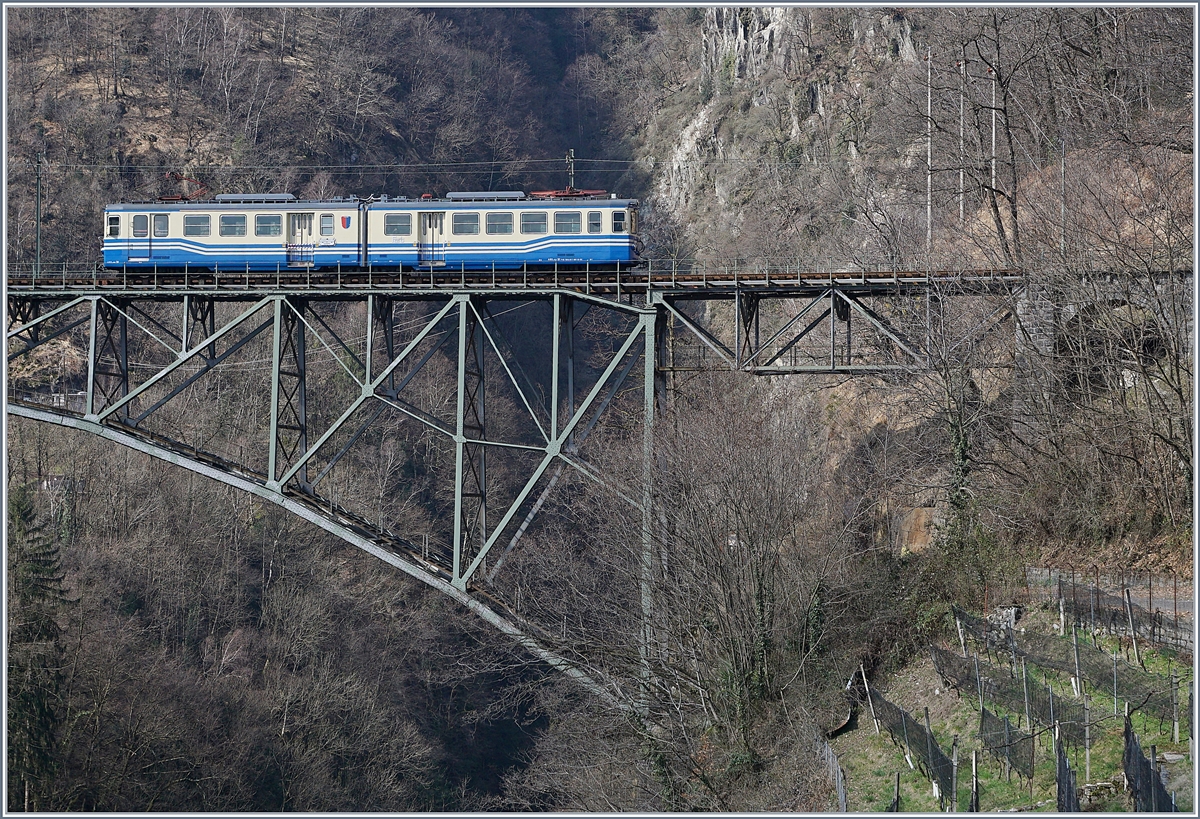 Der FART ABDe 6/6 31  Ticino  als Regionalzug 309 auf der Osorno Brücke bei Intragna. Die beiden Triebzüge ABDe 6/6 31 und 32 wurden 1963 in Dienst gestellt und unterscheiden sich auf interessante Weise von den drei bei der 5SIF eingesetzten ABe 6/6 33 - 35. Letzte wurden 1968 als ABe 4/6 von der FLP beschafft und Ende der 70er Jahre an die SSIF verkauft, und von der FART umgebaut. 
20. März 2018