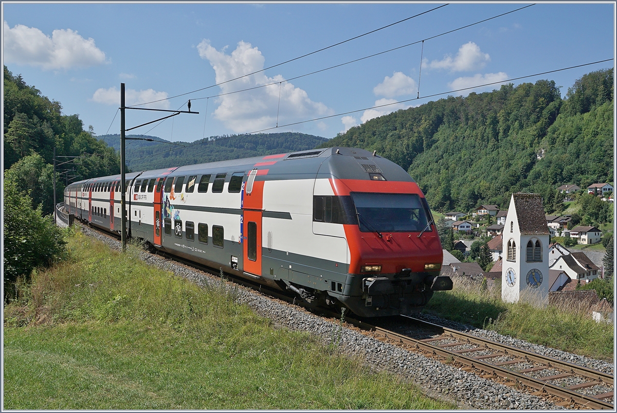 Der führende Steuerwagen des Baustellen bedingt via Läufelfingen umgeleiteten IR 27 2466 kurz vor der Haltestelle Rümligen. 
18. Juli 2018