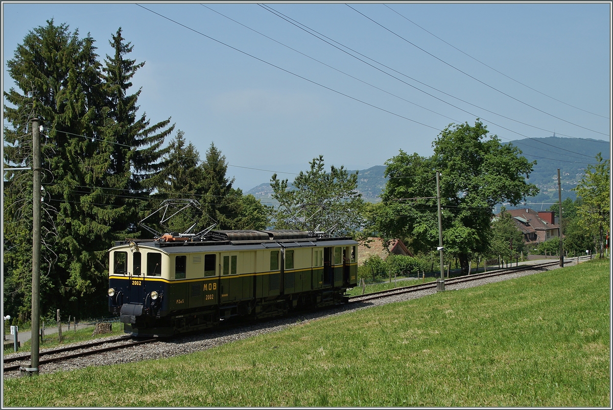 Der FZe 6/6 2002 (letzte Bezeichnung im Betriebsdienst der MOB: DZe 6/6) auf der Fahrt  Richtung Blonay. 
9. Juni 2014