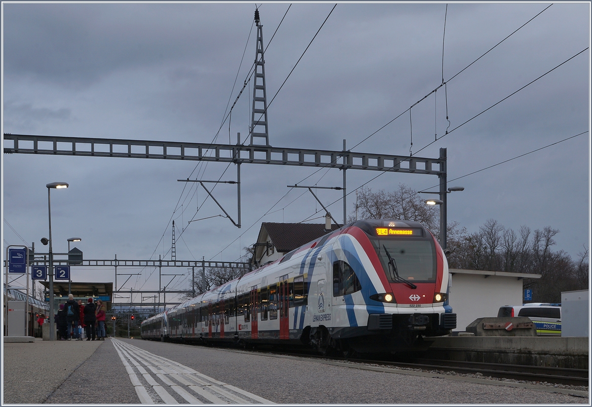 Der LÉMAN EXPRESS am Start: in Coppet wartet bei späten Anbruch des Wintertages der SBB LEX RABe 522 230 und ein weiterer als SL4 auf die Abfahrt nach Annemasse. 


15. Dez. 2019