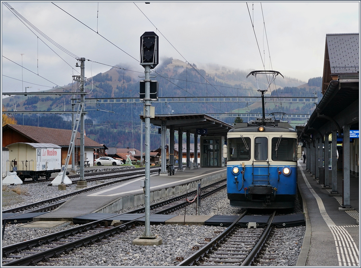 Der MOB ABDe 8/8 4001 SUISSE, unterwegs als Regionalzug 2210 von Montreux nach Zweisimmen beim Halt in Gstaad. 
30. Okt. 2017