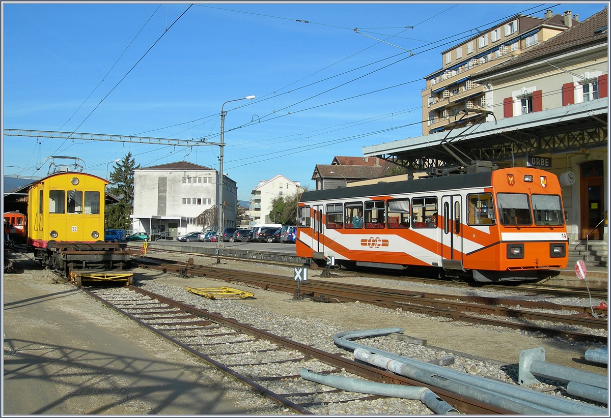 Der O-C Fe 2/2 N° 32 und der OC Be 2/2 N° 14 in Orbe.
28. Jan. 2008
