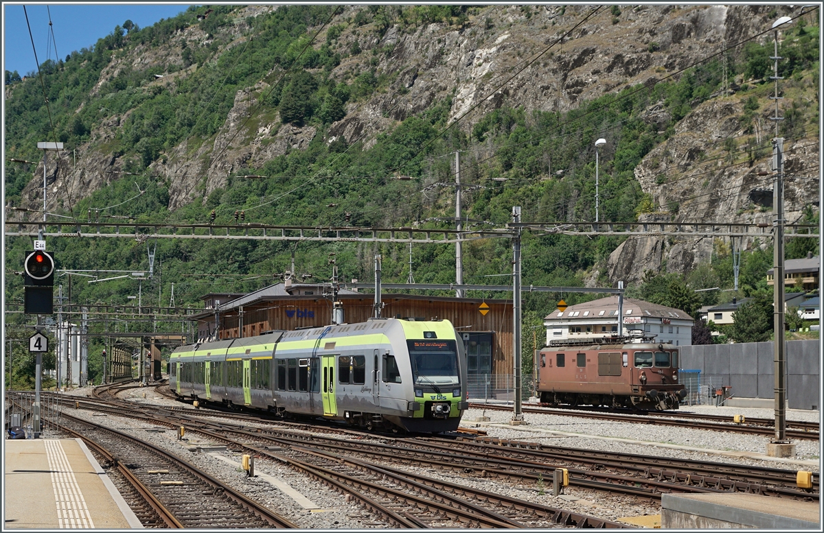Der rangierende BLS RABe 535 106 ist eigentlich nur ein Element im Sinne der Bildgestaltung, das eigentliche Motiv ist die BLS Re 4/4 184 im Hintergrund, die am Morgen hier abgestellt wurde, wie ich dies vom Zug aus gesehen habe. 

25. Juni 2022