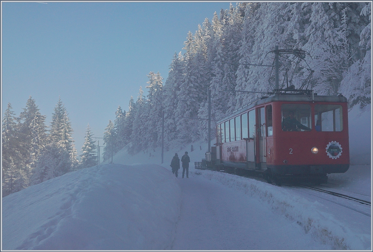 Der RB BDhe 2/4 N° 2 fährt zwischen Rigi Staffel und Staffelhöhe talwärts; von SLM/BBC 1937 gebaut, betrug der Anschaffungspreis des Triebwagens damals Fr 105'106.85.
Auch dieser Triebwagen darf bergwärts 18 km/h und talwärts 12 km/h fahren.
24. Feb. 2018