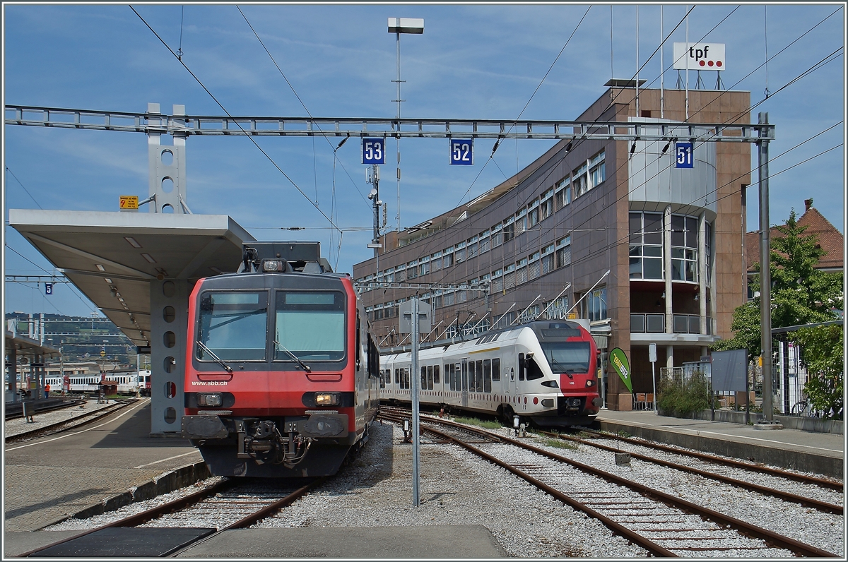 Der RE Verkeher von Bulle nach Bern wird mit SBB Domino Zügen geführt, welche in Romont mit einem weitern Domino von/bzw nach Palézieux vereinigt/bzw in der Gegenrichtung geflügelt werden.
6. August 2015