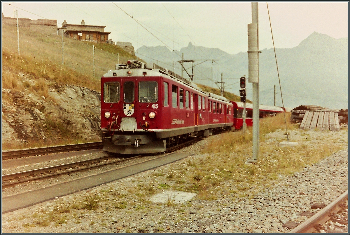 Der Rhb Bernina Bahn ABe 4/4 II 45 und ein weiterer erreichen von Poschiavo kommend Alp Grüm. 

Sept. 1993