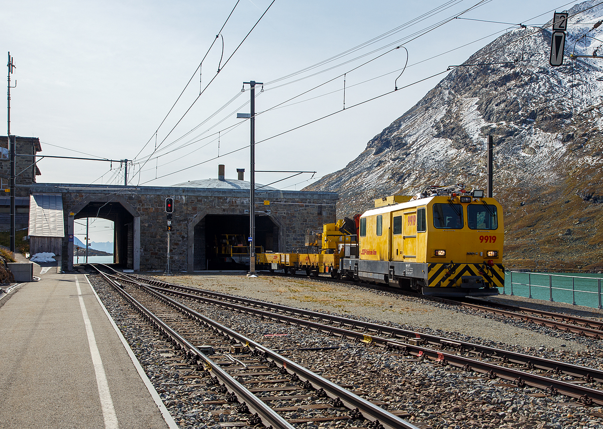 Der RhB (Rhätische Bahn) Xmf 4/4 9919, ein Windhoff Fahrleitungsturmwagen, ist am 13.09.2017, auf dem höchsten Punkt der Berninabahn (2.256 m ü. M.), beim Bahnhof Ospizio Bernina (Bernina Hospiz) abgestellt. 

Der Fahrleitungsturmwagen wurde 1993 von Windhoff in Rheine unter der Fabriknummer 160641-2 gebaut. 

TECHNISCHE DATEN: 
Spurweite: 1.000 mm (Meterspur)
Achsformel: B’B’
Baujahr: 1993
Länge über Puffer: 15,64 m
Drehzapfenabstand: 9,60 m
Achsabstand im Drehgestell: 1.500 mm
Antrieb:  Dieselmotor
Eigengewicht: 47,00 t
Höchstgeschwindigkeit: 60 km/h (eigen oder geschleppt)
