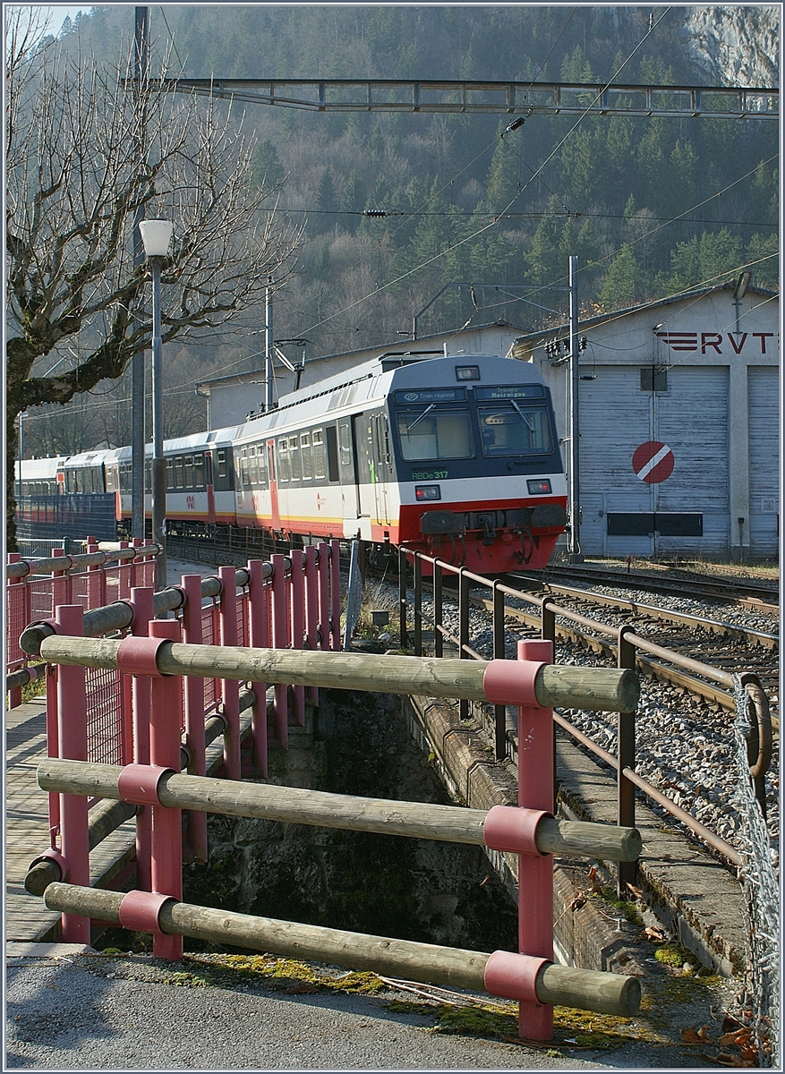 Der RTV TRN RBDe 566 317 Pendelzug rangiert in Fleurier. 

19. Nov. 2009