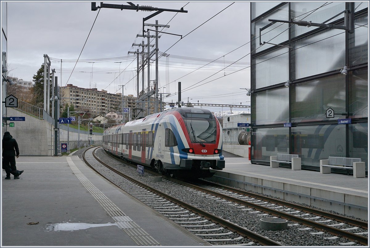 Der SBB CFF LEX RABe 522 222 verlässt Lancy-Bachet in Richtung Genève, bis Lancy Pont Rouge verläuft die Strecke im Gegensatz zum grossen übrigen Teil der CEVA nicht untertags.
Interessant auch, wie im Hintergrund zu sehen, dass die CEVA-Strecke mit den seit Jahren genutzten  normalen  Signalen ausgerüstet wurde. 

15. Dez. 2019