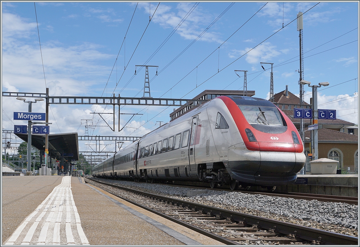 Der SBB ICN RABe 500 017  Willi Ritschard  auf dem Weg von Genève-Aéroport nach Zürich beim Halt in Morges. 

2. August 2021