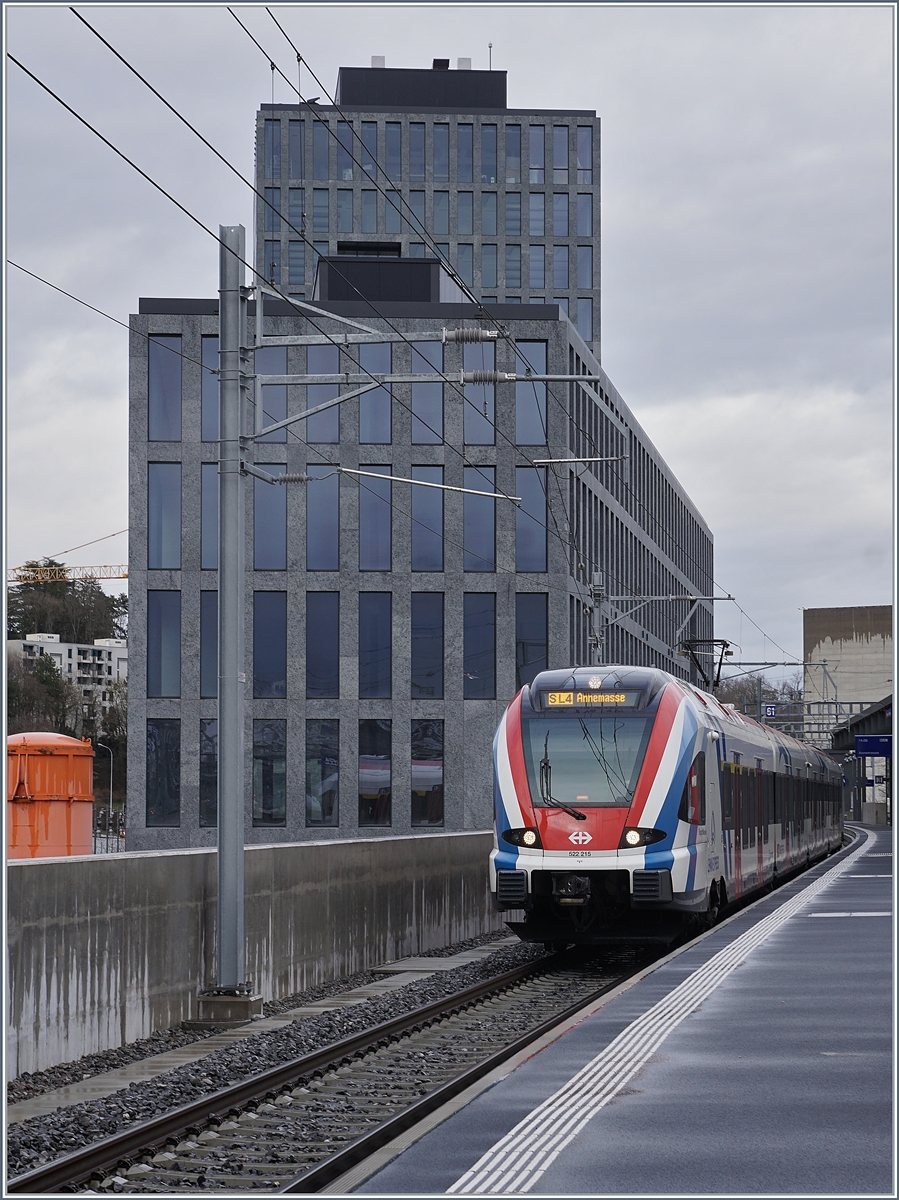 Der SBB LEX RABe 522 215 als SL4 nach Annemasse bei der Abfahrt in Lancy Pont Rouge. 

13. Februar 2020