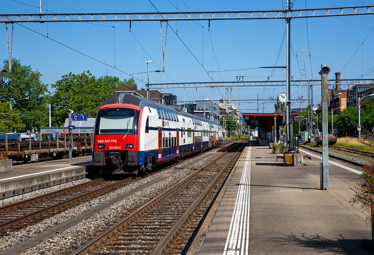 Der SBB RABe 514 047-0  (ein DTZ bzw. Siemens Desiro Double Deck) fährt am 07.06.2015, als S 16 nach Effretikon, in den Bahnhof Zürich-Tiefenbrunnen ein. 

Am 23. Februar 2003 entschied der SBB Verwaltungsrat die ersten 35 Züge für die S-Bahn Zürich bei Siemens Transportation Systems zu bestellen. Diese Entscheidung kam relativ überraschend, da Siemens zuvor noch keine Doppelstockzüge hergestellt hatte.

Die DTZ bilden die zweite Fahrzeuggeneration der Zürcher S-Bahn und ergänzen seit 2006 die erste Generation in Form der Doppelstockpendelzug (DPZ). Gegenüber diesen verfügen die DTZ über Niederflureinstieg, Fahrzeugklimatisierung und Vakuumtoiletten. 
Der vierteilige Triebzug bestehend aus zwei Triebköpfen und zwei Mittelwagen und wird in den beiden Triebköpfen von Asynchrommotoren, die jeweils ein Triebdrehgestell versorgen, angetrieben. Damit sind insgesamt 8 Achsen mit jeweils 400kW angetrieben. Von beiden Triebköpfen muss jeweils ein Stromabnehmer an die Fahrleitung angelegt werden, da aus Platzgründen keine 15kV Dachleitung vorhanden ist. Die zweiflügeligen Außentüren wurden behindertengerecht mit Schiebetritten ausgerüstet.

Technische Daten
Gebaute Anzahl: 61 vierteilige Triebzüge
Baujahre: 2005-2008 (1.+2.Serie)
Spurweite:  1.435mm (Normalspur)
Achsformel: Bo-Bo+2`2`+2`2`Bo-Bo
Länge über Kupplung: 100 m
Höhe: 4.600mm
Breite: 2.780mm
Leergewicht: 225t
Achsabstand im Drehgestell: 2.500mm
Raddurchmesser: 920mm
Höchstgeschwindigkeit: 140 km/h
Stundenleistung: 3.200 kW
Anfahrzugkraft: 240kN
Beschleunigung: 1,1m/s2
Stromsystem: 15kV 16,7 Hz 
Sitzplätze: 1.Klasse 74 / 2.Klasse 304
Stehplätze: ca. 600
Einstieghöhe: 600mm über SOK
