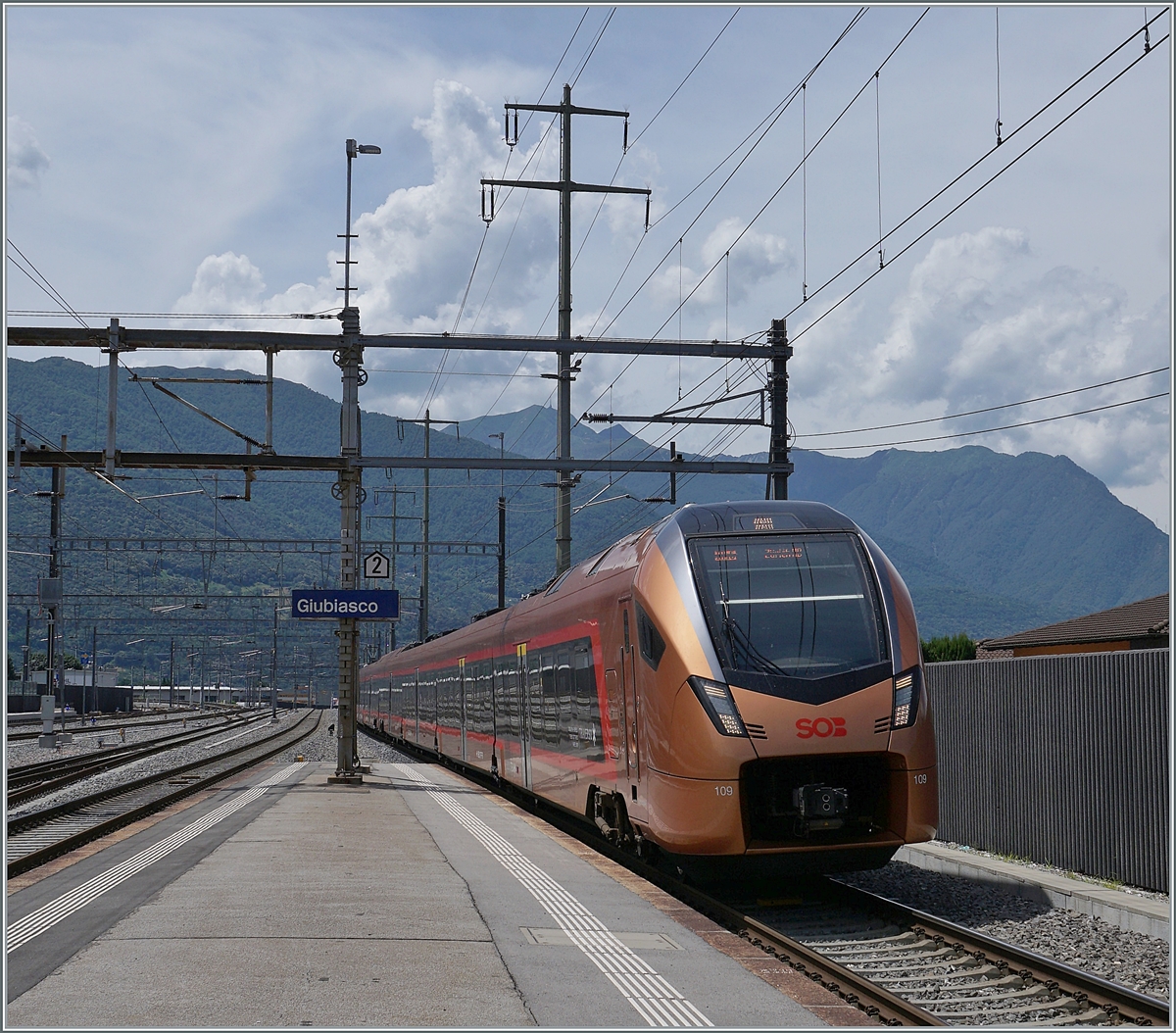 Der SOB RABe 526 103 und ein weiterer sind als  Treno Gotthardo  von Locarno nach Zürich unterwegs und erreichen Giubiasco. 

23. Juni 2021