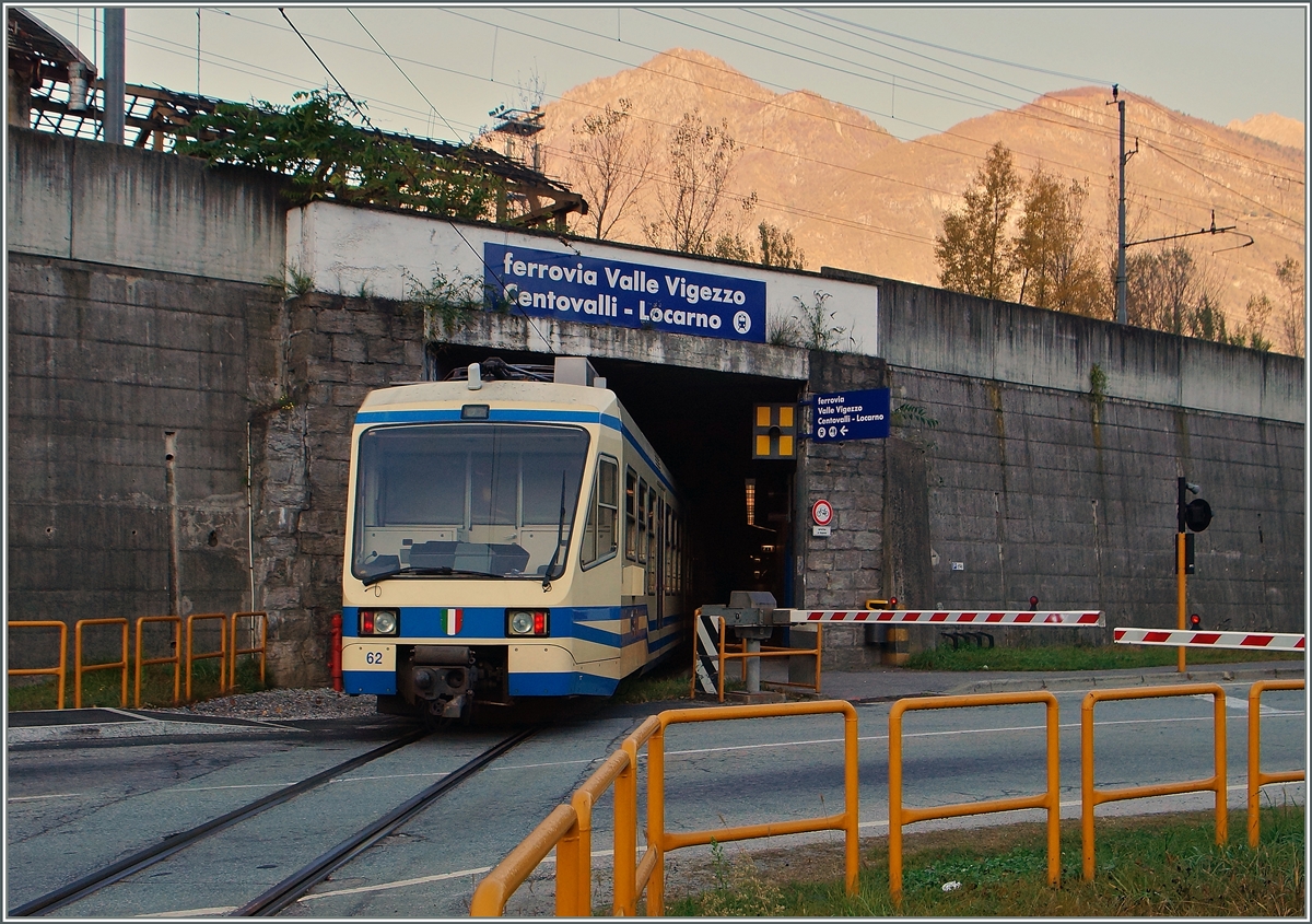 Der vom SSIF ABe 4/6 62 Zug 120 von Locarno nach Domodossalo ereicht sein Ziel.
31. Okt. 2014
