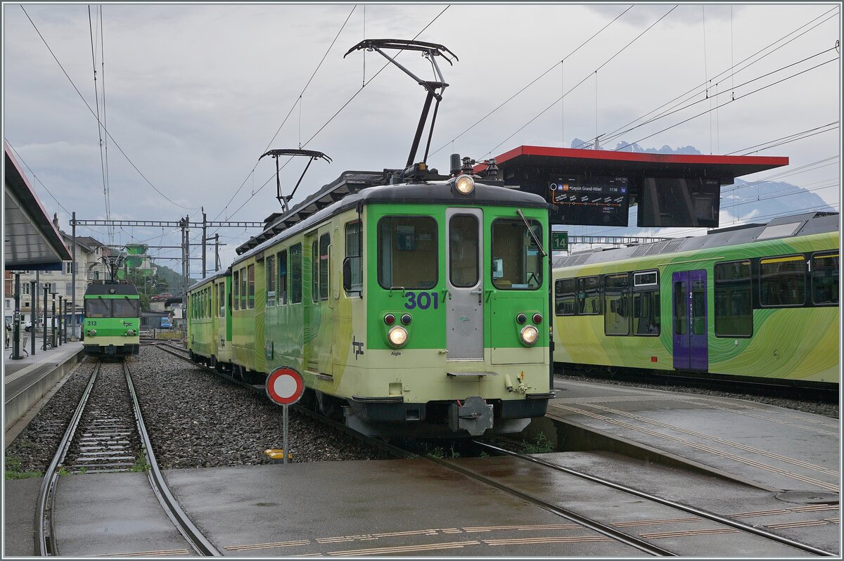 Der TPC A-L BDeh 4/4 301 mit Bt, abfahrbreit nach Leysin und im Hintergrund der ausser Takt angekommene BDeh 4/4 313 mit Bt, der nun im Bahnhof von Aigle abgestellt ist.

21. Juli 2024 
