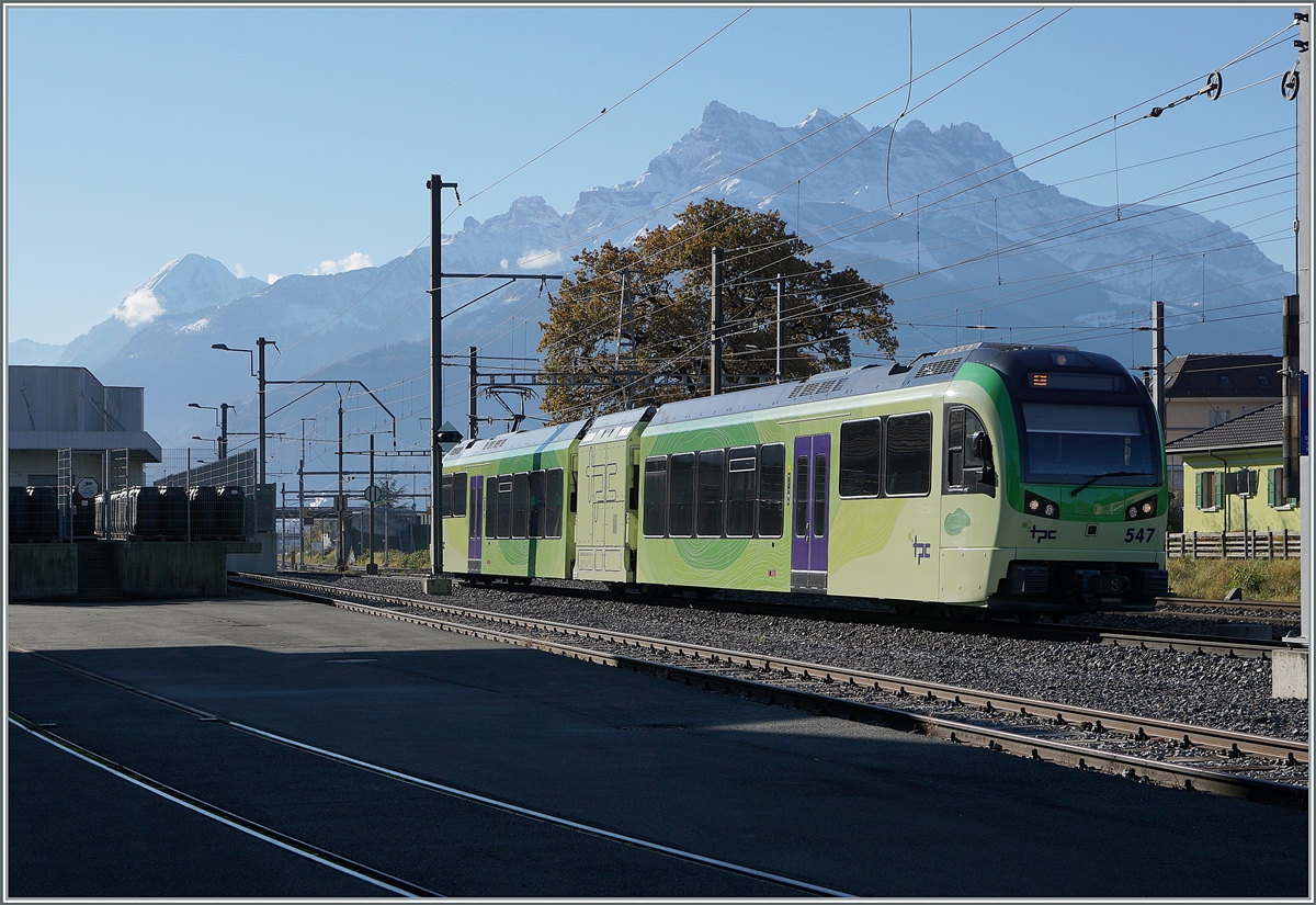 Der TPC Beh 2/6 547 erreicht Aigle. Im Hintergrund die Dent de Midi, mit seinen sieben Gipel: Cime de l’Est, Forteresse, Cathédrale, Eperon, Dent Jaune, les Doigts und Haute Cime welche die Namensgeber der sieben TPC Beh 2/6 sind. 

5. Nov. 2021