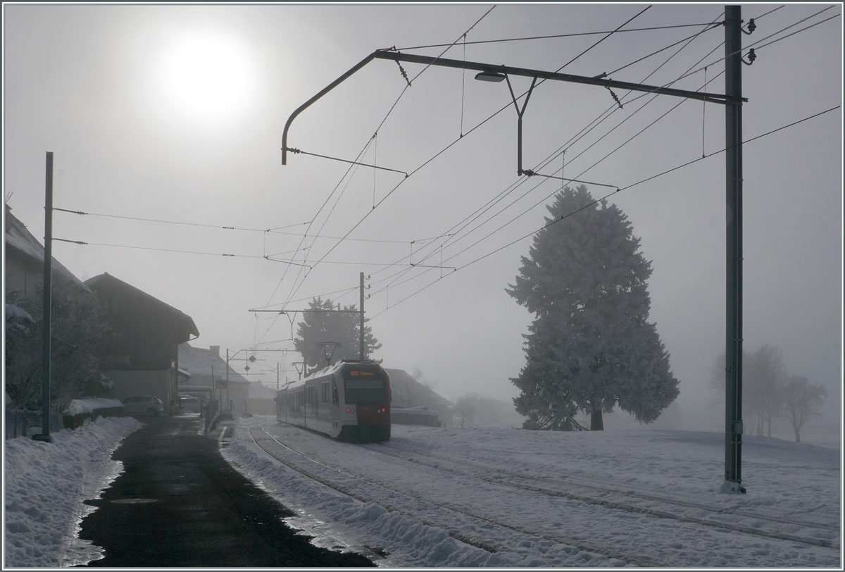 Der TPF SURF ABe 2/4 - B - Be 2/4 103 auf dem Weg von Bulle nach Palézieux beim Halt in Semsales im Gegenlicht. 

22. Dezember 2021 