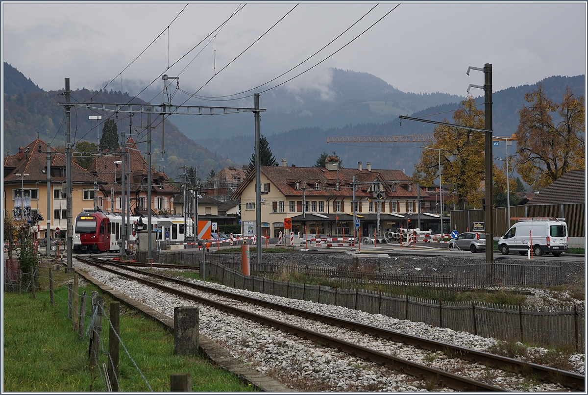 Der TPF SURF ABe 4/2 / Be 2/4 101 verlässt den  alten  Bahnhof in Richtung Montbovon. Rechts der Fahrleitungsmast deutet an, wo früher die Strecken nach Palézieux verlief.  

28. Okt. 2019
