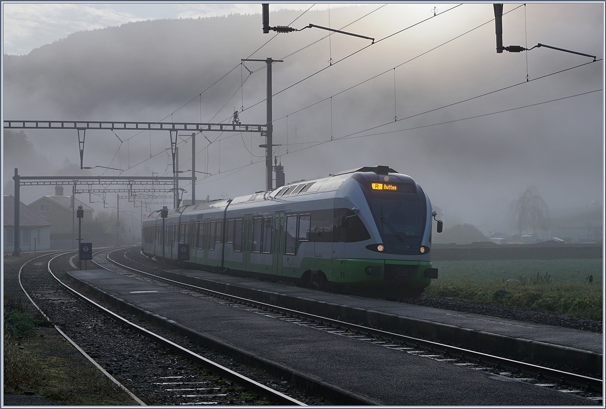 Der transN RABe 526 074 als Regionalzug 7028 von Neuchâtel nach Buttes bei der Ankunft in Noiraigue.

5. Nov. 2019