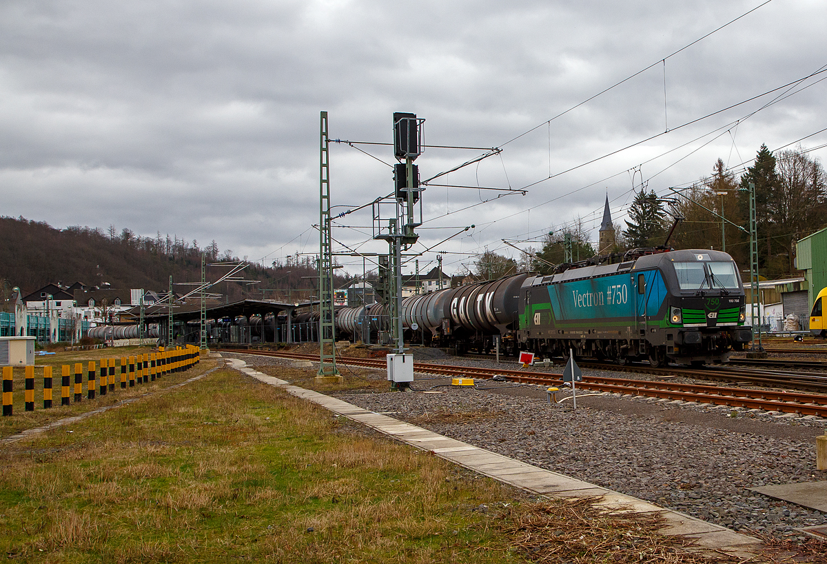 Der Vectron #750, die an die RTB CARGO GmbH vermietete Siemens Vectron MS der ELL - European Locomotive Leasing (Wien) 193 756 (91 80 6193 756-4 D-ELOC) fährt am 22.02.2022, mit einem Ethanol beladenen Kesselwagenzug (gemäß  Gefahrguttafel 33/1170), durch Betzdorf (Sieg) in Richtung Köln.

Die Siemens Vectron MS wurde 2019 von Siemens Mobilitiy in München-Allach unter der Fabriknummer 22683 gebaut und an die ELL, den Vectron Kunden, geliefert. Es war der 750. Vectron der von Siemens gebaut wurde.