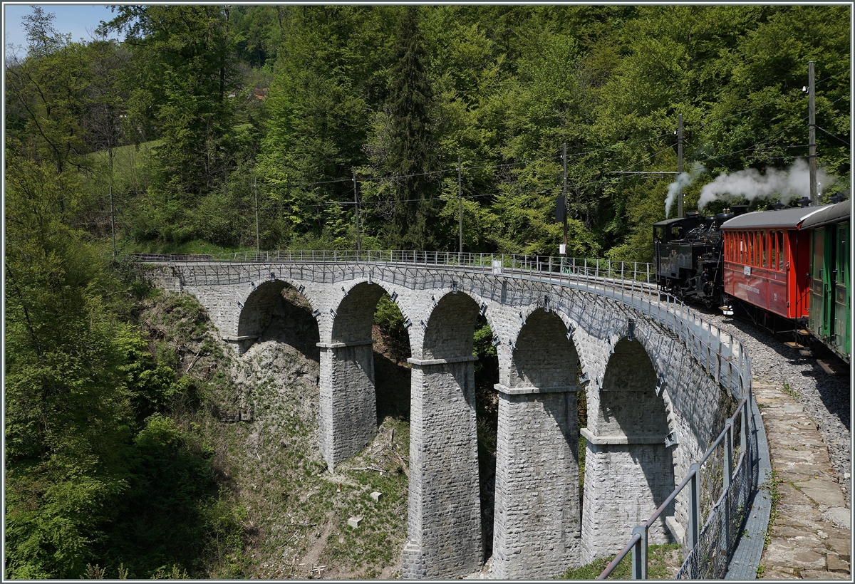 Der Viadukt �ber die Baie de Clarens ist nun wieder instand gesetzt, kann aber weiterhin nur mit verminderter Geschwindigkeit befahren werden. Neben den im Sommerhalbjahr hier verkehrenden B-C Museumsbahn Z�gen wird die Stecke von der MOB ganzj�hrig auch zur Zu- und Abf�hrung von Fahrzeugen zur CEV genutzt.
8. Mai 2016
