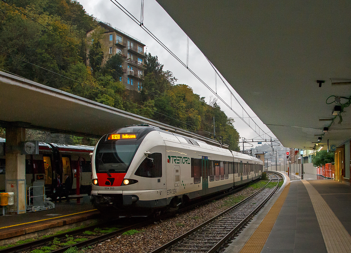 Der vierteilige Stadler FLIRT ETR 524 203 (RABe 524 203) der Trenord und TiLo erreicht am 03.11.2019 als S 10 (Bellinzona–Lugano–Chiasso–Como) den Endbahnhof Como San Giovanni. 

Die 23 vierteiligen (SBB RABe 524 001-019, Trenord ETR 524 201-204) und 17 sechsteiligen (SBB RABe 524 101-117) FLIRT sind als Zweisystemfahrzeuge auf den Regionalnetzen im Tessin und in der Lombardei im Einsatz. Davon sind 4 vierteilige FLIRT im Besitz der FERROVIENORD S.p.A. Diese Stadler FLIRT sind Zweisystem-Triebz�ge mit Wechsel- und Gleichstromausr�stung sowie Zugsicherung f�r die Strecken in der Schweiz und in Italien.  Ein durchg�ngiger Passagierraum, optimiert auf eine Bahnsteigh�he von 550 mm, ein hohes Beschleunigungsverm�gen und der grenz�berschreitende Verkehrseinsatz sind drei der herausragenden Merkmale des Zuges. 

TECHNISCHE DATEN dieser vierteiligen Variante: 
Baujahre: 2007 und 2014 
Spurweite: 1.435 mm 
Achsanordnung: Bo’ 2’2’2’ Bo’ 
L�nge �ber Kupplung: 74.078 mm
Fahrzeugbreite:  2.880 mm
Fahrzeugh�he: 4.150 mm
Achsabstand im Drehgestell: 2.700 mm (Motor- und Laufdrehgestell)
Triebraddurchmesser:  860 mm (neu)
Laufraddurchmesser:  750 mm (neu)
Speisespannung: 15 kVAC / 3 kVDC 
Dauerleistung am Rad: 2.000 kW
Max Leistung am Rad: 2.600 kW
Anfahrzugskraft (bis 47 km/h):  200 kN 
Anfahrbeschleunigung:  ~ 1,2 m/s2
H�chstgeschwindigkeit 160 km/h
Fu�bodenh�he: 570 mm (Niederflur am Einstieg) / 1.120 mm (Hochflur)
Sitzpl�tze: 28 (1.Klasse) / 135 (2.Klasse) + 19 Klappsitze 
Stehpl�tze (4 Pers./m2): 243