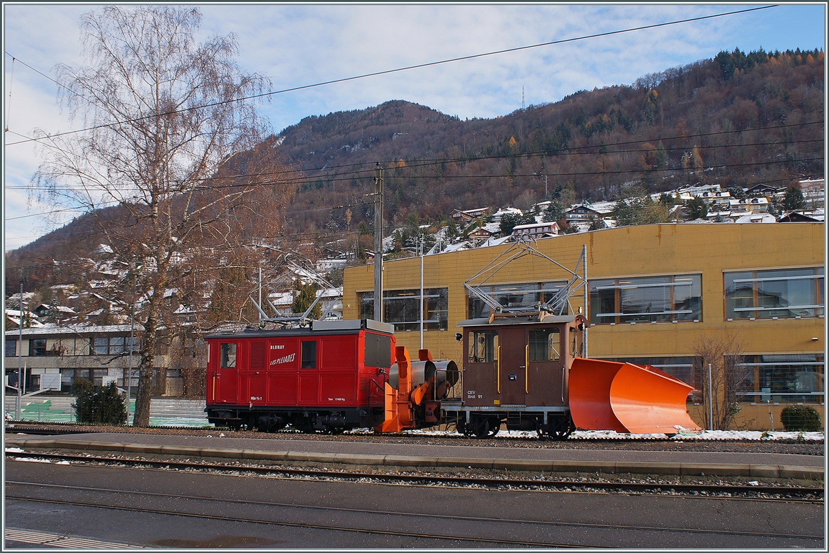 Die 1911 gebauten CEV HGe 2/2 N° 1 und der X rot 91 besorgen auch im Winer 2021/2022 die Schneeräumung auf der Strecke Blonay - Les Pléiades. Dieses Bild zeigt auch wie zierlich der CEV  Xrot 91 gebaut ist. 

Blonay, den 1. Dezember 2021