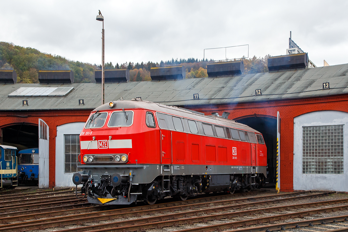 
Die 218 191-5 (92 80 1218 191-5 D-MZE) der MZE - Manuel Zimmermann Eisenbahndienstleistungen, Hellenhahn-Schellenberg (Ww), ex DB 218 191-5, am 28.10.2018 auf der Drehscheibe im Südwestfälische Eisenbahnmuseum in Siegen. Gerade hat der Lokführer den Motor neu gestartet.

Die V 164 wurde 1973 bei Krupp unter der Fabriknummer 5205 gebaut und an die DB geliefert, im Juli 2018 wurde sie dann ausgemustert und an Manuel Zimmermann Eisenbahndienstleistungen verkauft.

Technische Daten:
Achsformel:  B'B'
Spurweite:  1.435 mm
Länge: 16.400 mm
Drehzapfenabstand: 8.600mm
Achsabstand im Drehgestell: 2.800mm
Raddurchmesser:1.000mm (neu) / 920 mm (abgenutzt)
Gewicht:  79,5 Tonnen
Radsatzfahrmasse:  20,0 Tonnen
Höchstgeschwindigkeit:  140 km/h
Motor: Wassergekühlter V 12 Zylinder Viertakt MTU - Dieselmotor vom Typ MA 12 V 956 TB 10 mit Direkteinspritzung und Abgasturboaufladung mit Ladeluftkühlung
Motorleistung: 1.839 kW (2.500 PS) bei 1500 U/min
Motorhubraum: 114,67 Liter (insgesamt)
Getriebe: MTU-Getriebe K 252 SUBB (mit 2 hydraulische Drehmomentwandler)
Leistungsübertragung: hydraulisch
Anfahrzugkraft: 235kN (Langsamgang)
Dauerzugkraft: 175kN
Bremse: hydrodynamische Bremse KE-GPP2R-H mZ
Kleinster befahrbarer Gleisbogen: R 100 m
Tankinhalt:  3.200 l

Die Baureihe 218 ist das zuletzt entwickelte Mitglied der V 160-Lokfamilie. Viele Gemeinsamkeiten der Baureihen V 160 bis V 169 (spätere 215 bis 219) wurden in ihr zusammengefasst. 

Im Jahr 1966 bestellte die Deutsche Bundesbahn zunächst zwölf Vorserien-Lokomotiven der Baureihe V164. Die ersten Lokomotiven wurden ab 1968 von der Firma Krupp ausgeliefert. Von der Deutschen Bundesbahn wurden sie aber als Baureihe 218 in Dienst gestellt. Die Serienbeschaffung (unter Beteiligung von Henschel, Krauss-Maffei und MaK in Kiel) erfolgte von 1971 bis 1979 mit 398 weiteren Maschinen. Hinzu kam 1975 nach einem Unfall die 215 112, die nach ihrer Instandsetzung zur 218 399 wurde. Die Auslieferung erfolgte in vier Bauserien (218 101-170, 171-298, 299-398, 400-499), bei denen es geringe Veränderungen gab.
Die 140 km/h schnellen und 2.500 bis 2.800 PS starken ''BB-Loks wurden im Reise - und Güterzugdienst eingesetzt. Die elektrische Zugheizung und die Wendezug- und Doppeltraktionssteuerung machen die Baureihe 218 zu einer universal verwendbaren Lok. Die Baureihe 218 bewährte sich im Betriebsdienst und galt noch bis ins Jahr 2000 als die wichtigste Streckendiesellok der Deutschen Bahn AG. Leider wurden immer mehr Leistungen im Personennahverkehr durch Triebwagen ersetzt. Dadurch und durch Betreiberwechsel waren immer mehr Lokomotiven der Baureihe 218 bei der Deutschen Bahn AG überflüssig geworden. Im Juli 2009 waren noch etwa 200 Exemplare im Einsatz. Eine Nachfolgerin für die Baureihe 218 ist noch nicht in Sicht.
