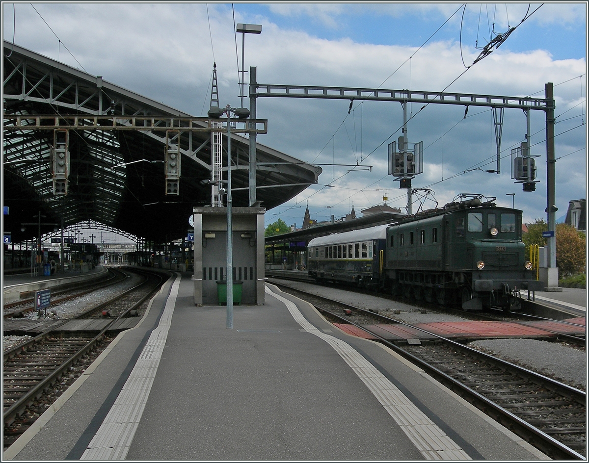 Die Ae 4/7 10997 mit dem nur aus einem Wagen bestehenden Sonderzug zur Tatoo -Vorstellung in Basel wartet in Lausanne auf die Abfahrt. 
25. Juli 2015
