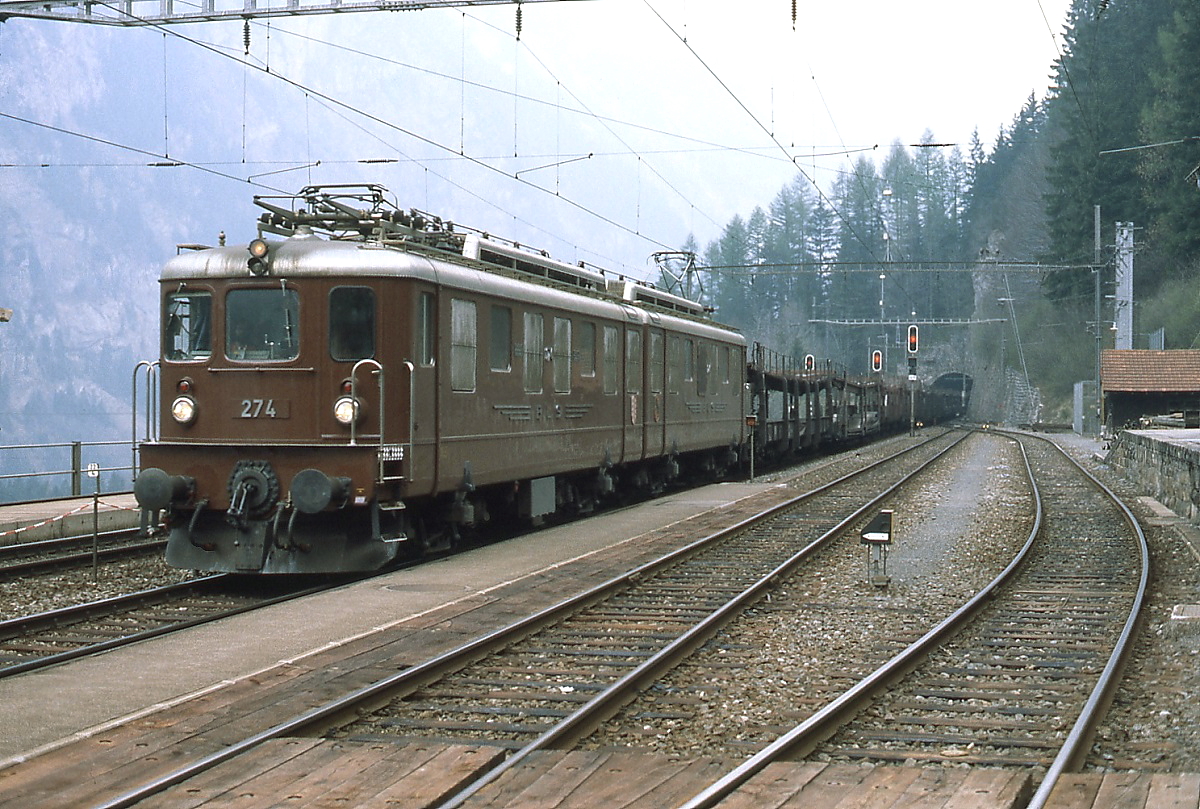 Die Ae 8/8 274 der BLS durchf�hrt im Mai 1981 mit einem G�terzug den Bahnhof Blausee-Mitholz