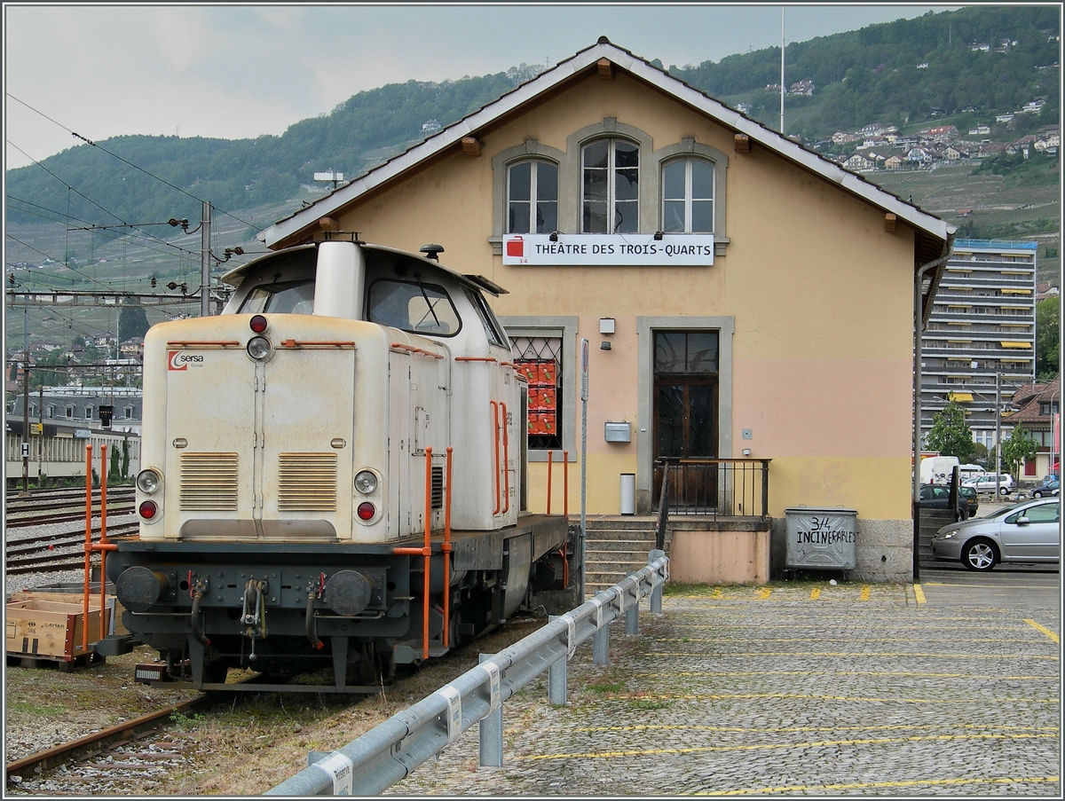 Die Am 847 957-8, wohl besser bekannt unter dem Namen V 100. Dies SERSA nennt die Lok übrigens  Lotti , und das scheint mir ebenso gewöhnungsbedürftig , wie der Anstrich... 
Vevey, am 16. Mai 2010