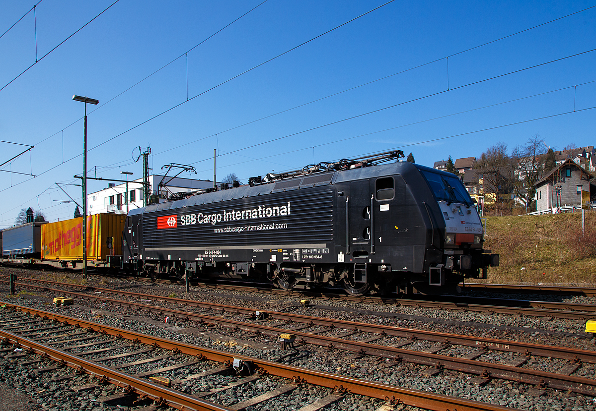 Die an die SBB Cargo International AG vermietete MRCE ES 64 F4 - 084 bzw. 189-984 / LZB 189 984-8 (91 80 6189 984-8 D-DISPO, Class 189 VE) fährt am 24.03.2021, mit einem KLV-Zug auf der Siegstrecke (KBS 460) durch Niederschelden in Richtung Siegen.

Die Siemens EuroSprinter wurde 2009 von Siemens in München unter der Fabriknummer 21637 gebaut.

Die BR 189 (Siemens ES64F4) hat eine Vier-Stromsystem-Ausstattung. Sie ist in allen vier in Europa üblichen Bahnstromsystemen einsetzbar. Diese hier hat die Variante E und besitzt die Zugbeeinflussungssysteme LZB/PZB, ETCS, SCMT, ZUB, INTEGRA und ATB für den Einsatz in Deutschland, Österreich, Schweiz, Italien, Niederlande, Slowenien und Rumänien.
Die Stromabnehmerbestückung ist folgende:
Pos. 1: CH, FR (AC), LU (AC), BE (AC)
Pos. 2: IT, SI, HR (DC)
Pos. 3: NL (DC), CZ (DC), FR (DC), SK, LU (DC)
Pos. 4: DE, AT, NL (AC), DK, CZ (AC), HR (AC), HU, RO
