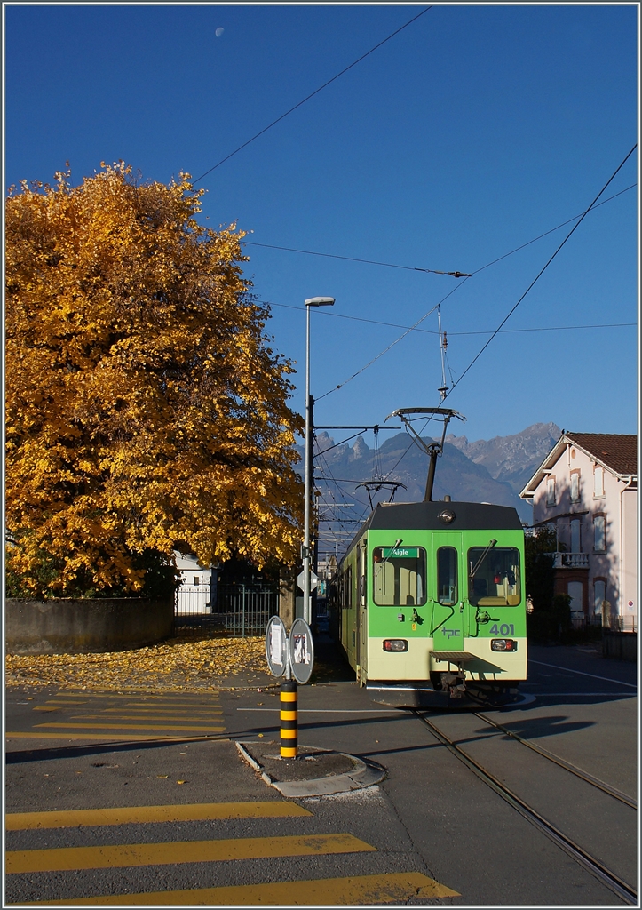 Die ASD als Strassenbahn: wenn auch wengier spektakuär als die A-L verlässt auch die ASD Aigle als  *Strassenbahn , bis sie dann ausserhalb der Stadt ihr eigenes Trasse erhält. 
1. Nov. 2015