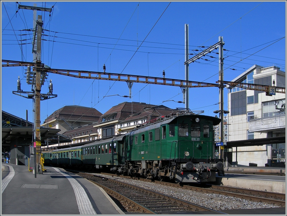 Die Be 4/4 (ex SMB 171) mit einem  Baseler Fasnachtszug  in Lausanne. 
27. Feb. 2012