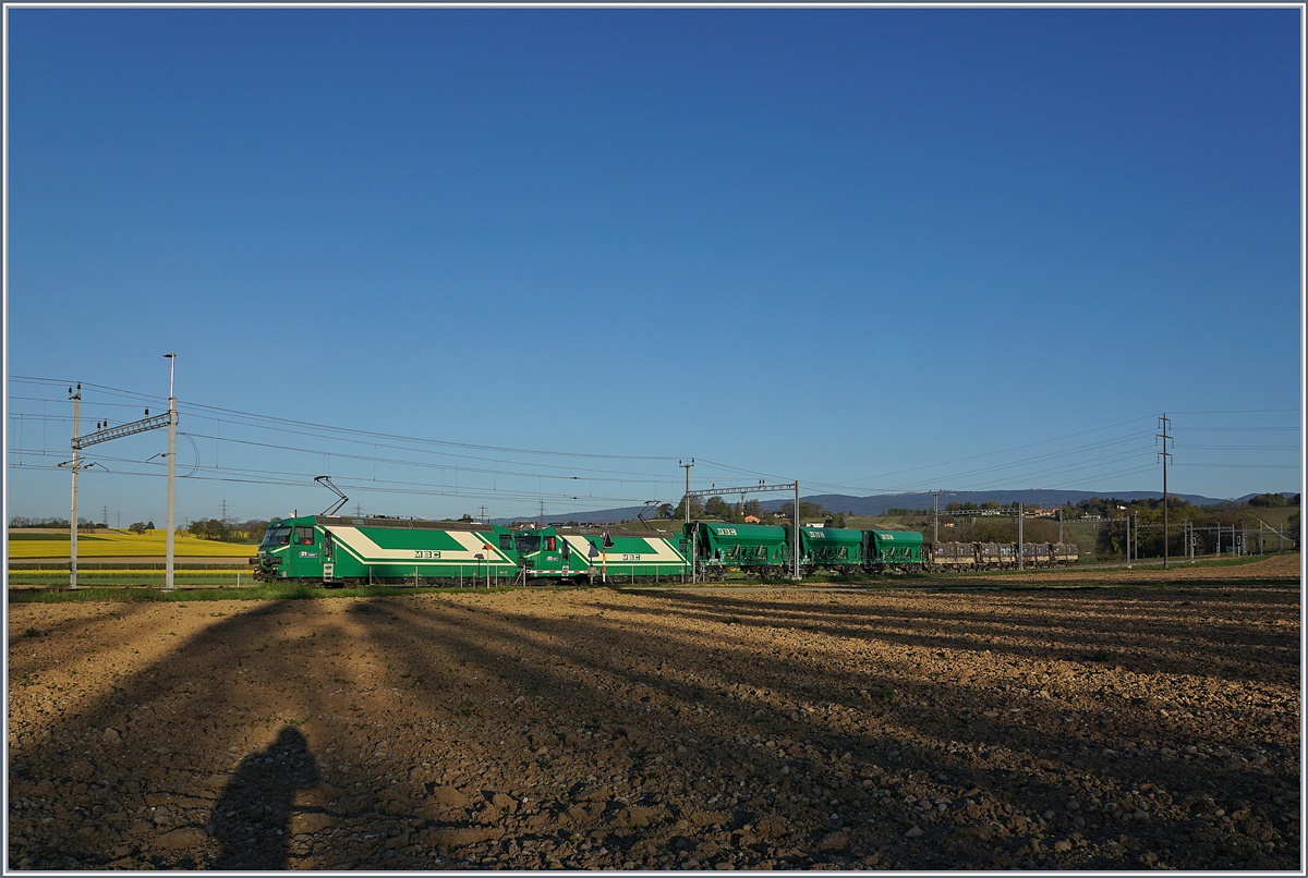 Die beiden BAM MBC Ge 4/4 21 und 22 ziehen bei der vor kurzem neu errichteten Bahnhof und Kreuzungsstelle Chigny (vorher nur eine Haltestelle) einen Kieszug Apples - Gland in Richtung Morges. 

10. April 2017